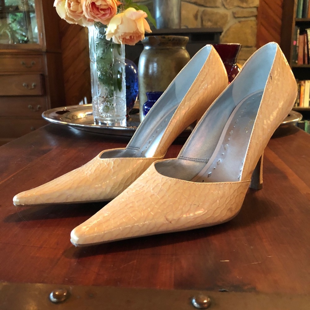 Opal pink BCBGirls stiletto pump 7.5